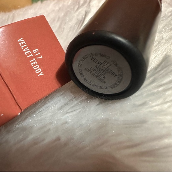 MAC Matte Lipstick Velvet Teddy - discontinued formula - Picture 3 of 4